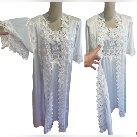 2PC 80s ROMANTIC PENIOR SET WHITE SATIN BUTTERFLY DESIGN LACE GOWN & ROBE SZ M - Picture 1 of 16